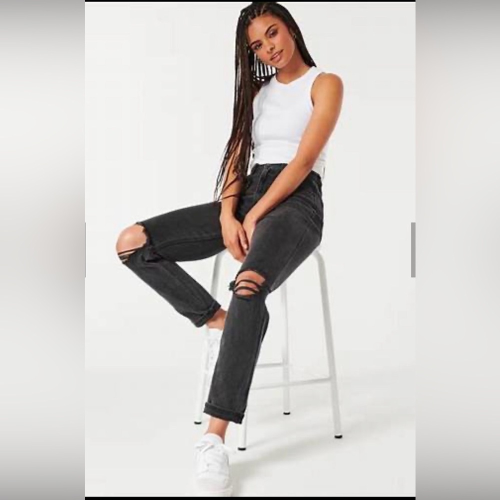 Hollister Ultra High-Rise Mom Jean Vintage Stretch. EUC. Size 4 Long (27L)